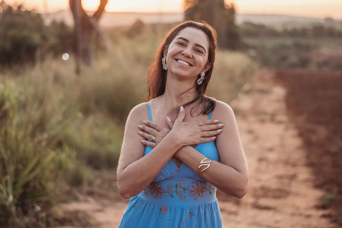 Micheli ao ar livre, sorrindo ao pôr do sol