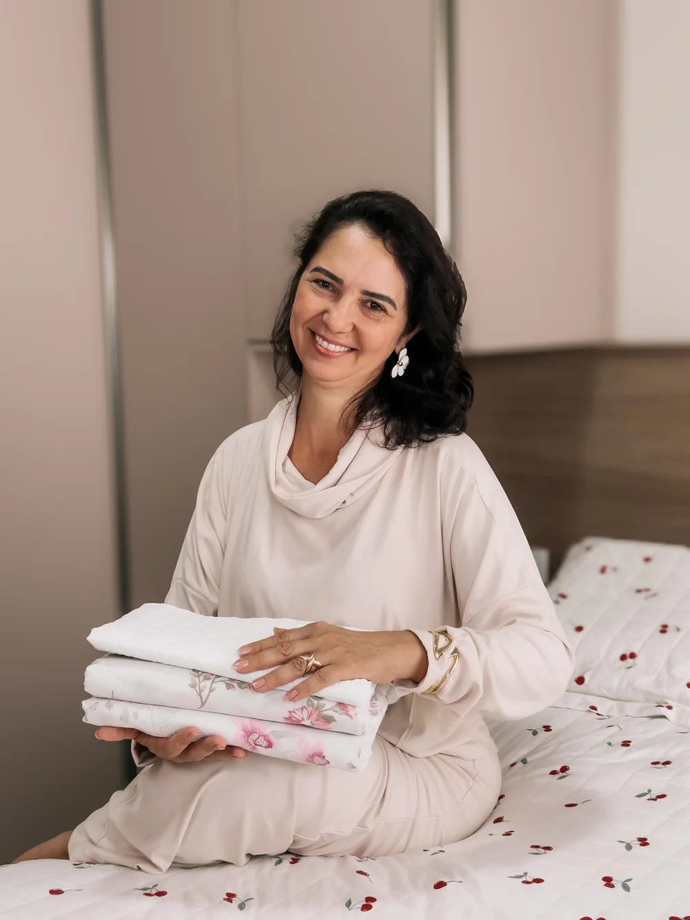 Micheli com roupas de cama dobradas